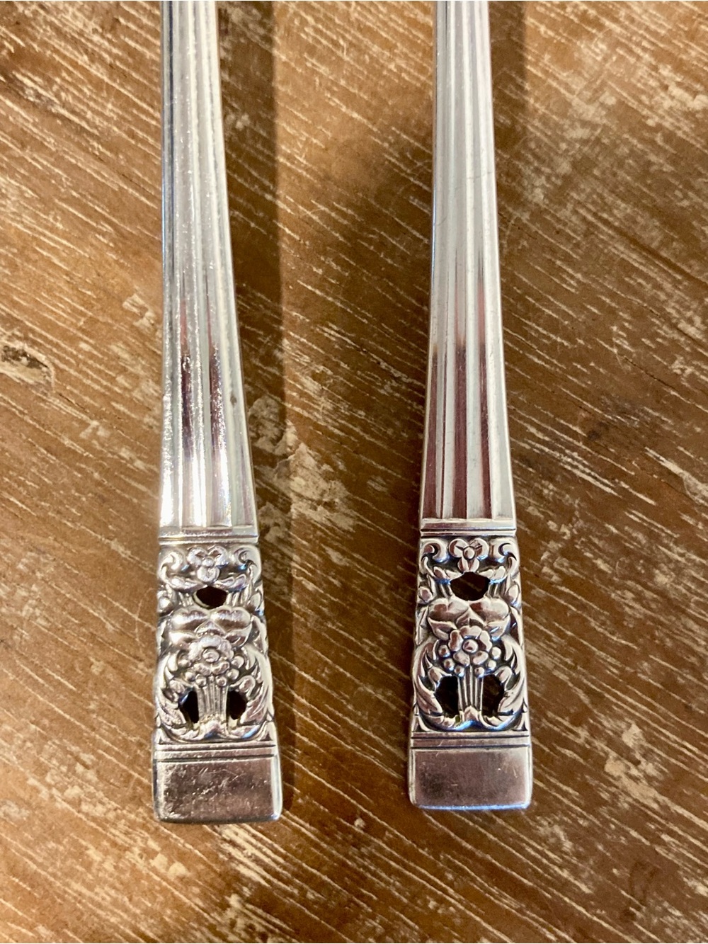 2 Oneida Community Coronation Silver Plated Silver Seafood Cocktail Forks - Picture 3 of 10